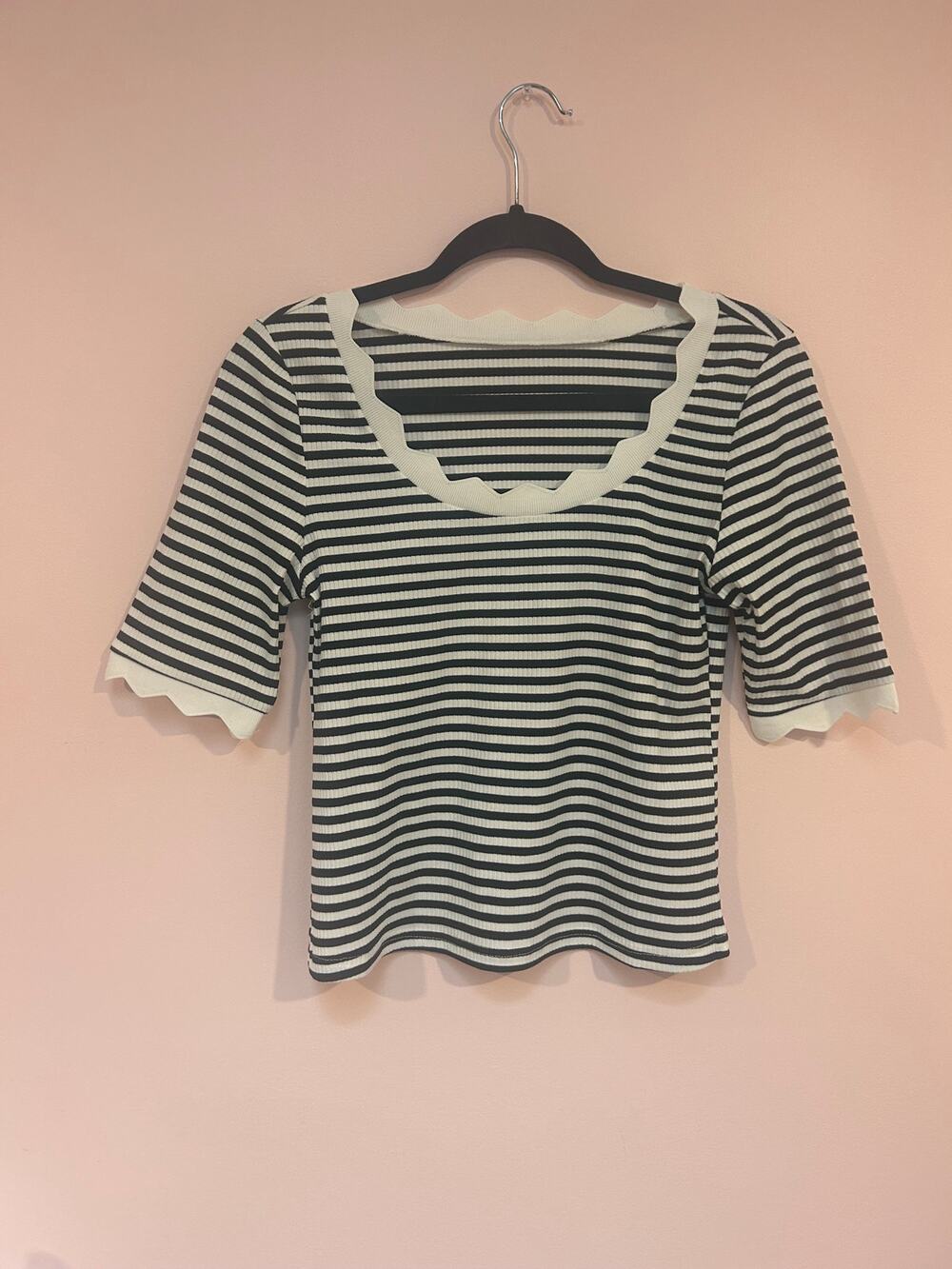 A Boutique Scalloped Top *M*